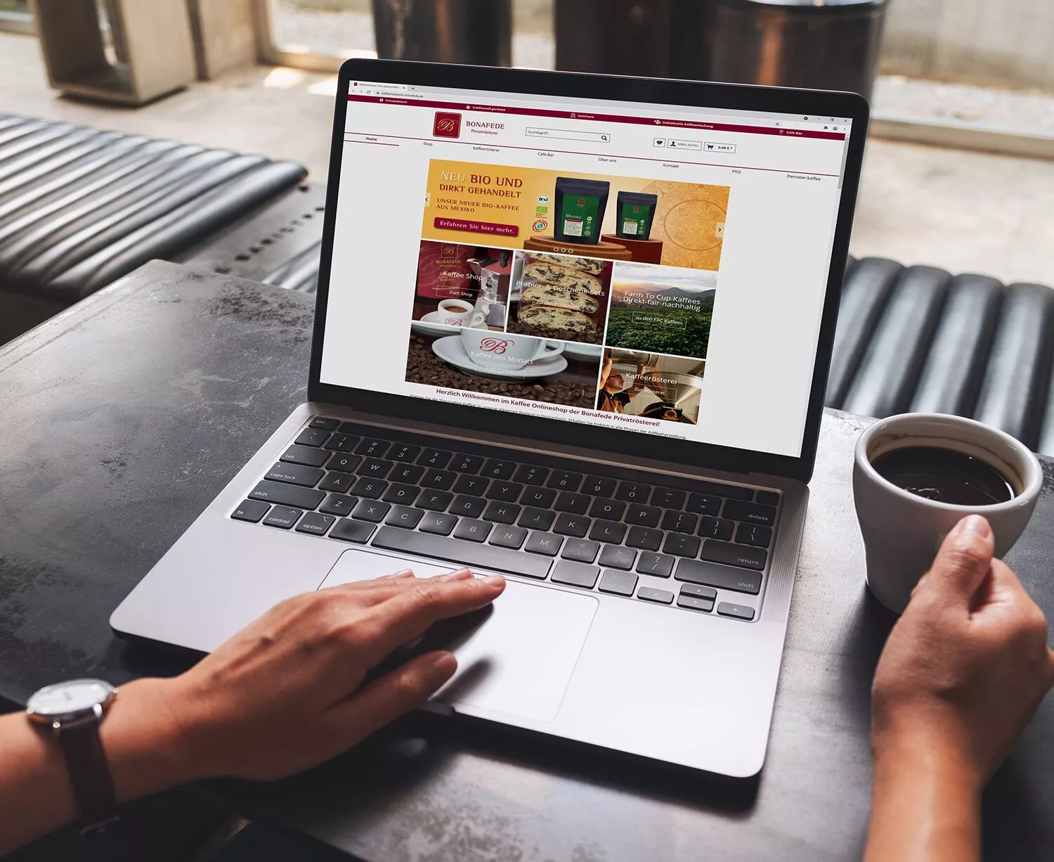Onlineshop Kaffeerösterei - Desktopansicht des Onlineshops auf einem Laptop, daneben eine Tasse Kaffee