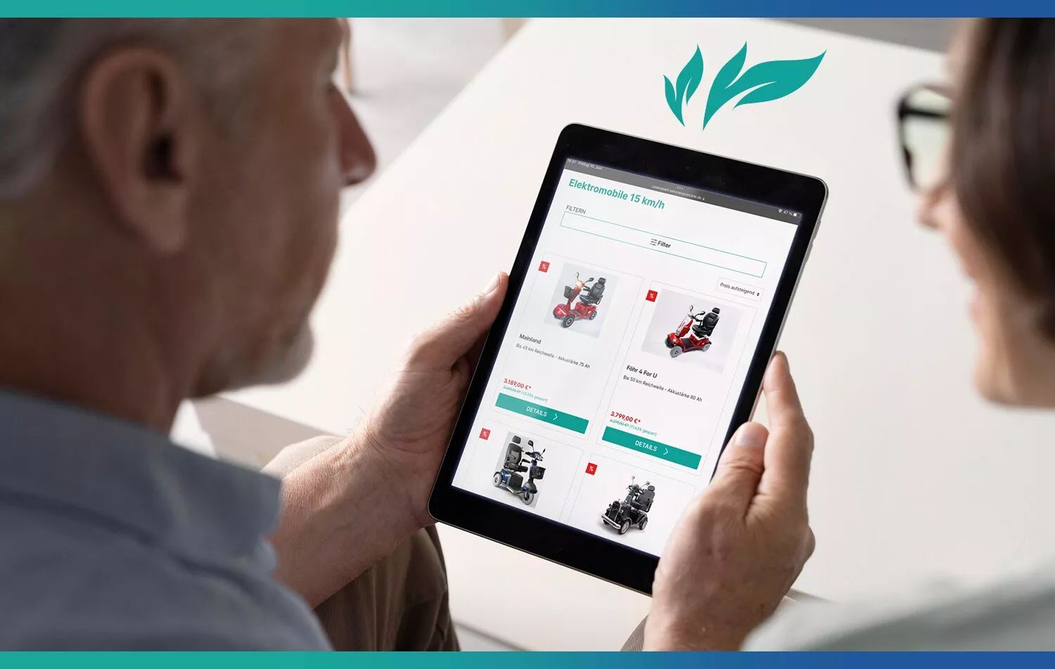 Website Seniorenprodukte - Senioren schauen sich eine bunte Produktansicht der Website auf Tablet an