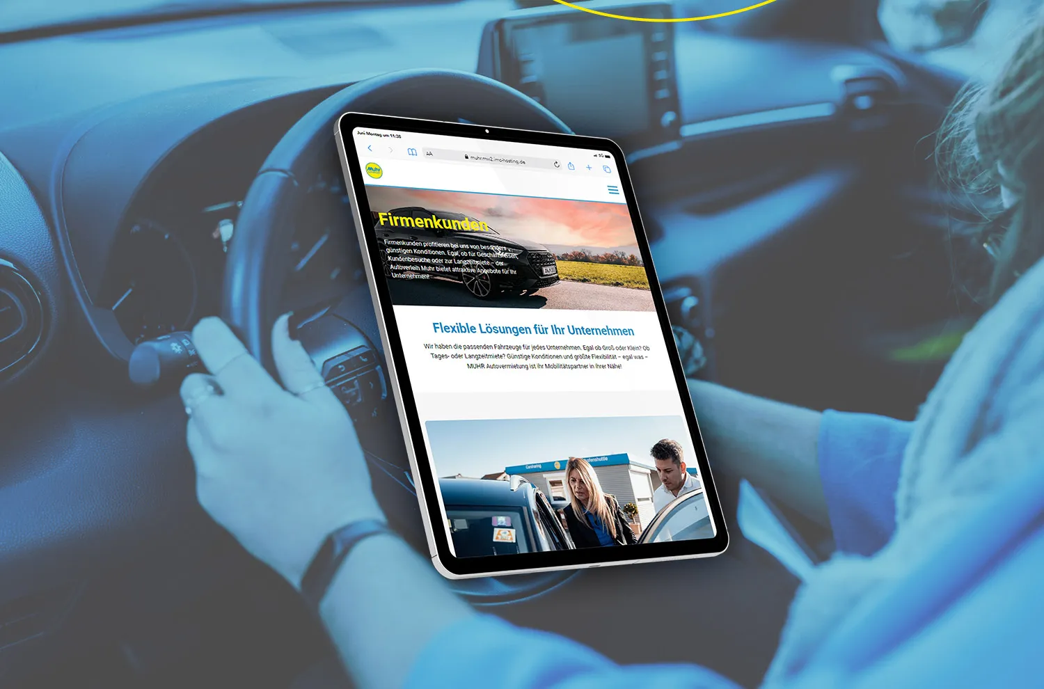 Firmenkunden Muhr Autoverleih - Ein Tablet, dass die Seite zu Firmenkunden von Muhr Autoverleih zeigt. Im Hintergrund sieht man eine glückliche Kundin hinter dem Steuer.