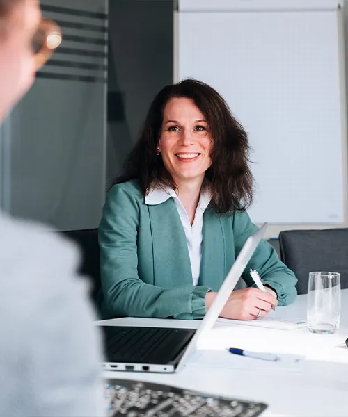 Google mobile first update Juli 2024 - Mitarbeiterin Internetagentur berät Kundin