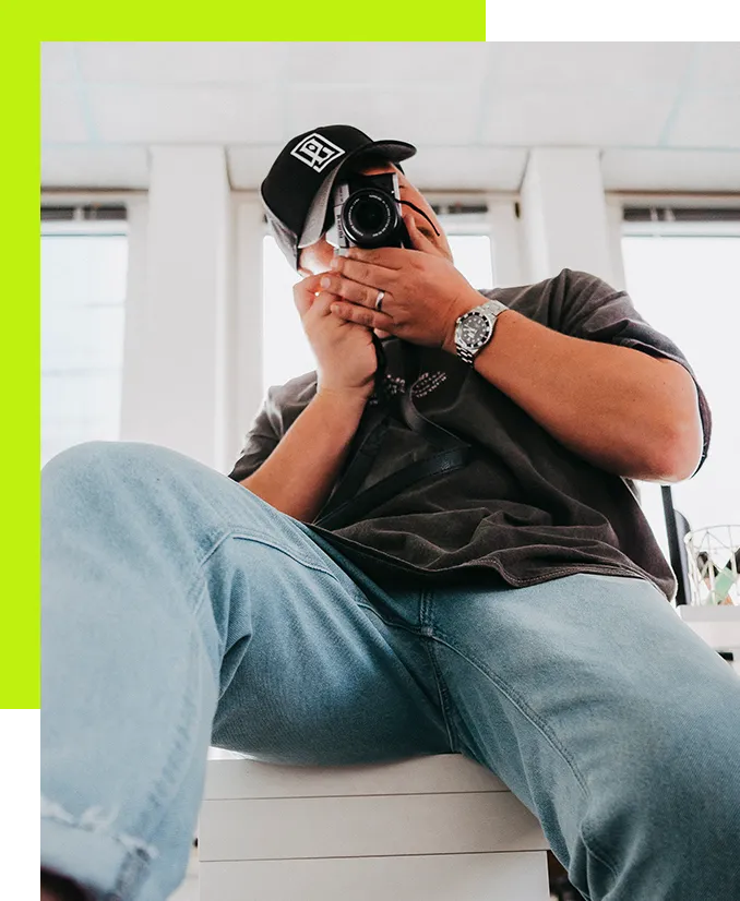 Mitarbeitergewinnung Strategie Mannheim – Fotograf richtet seine Kamera auf den Betrachter