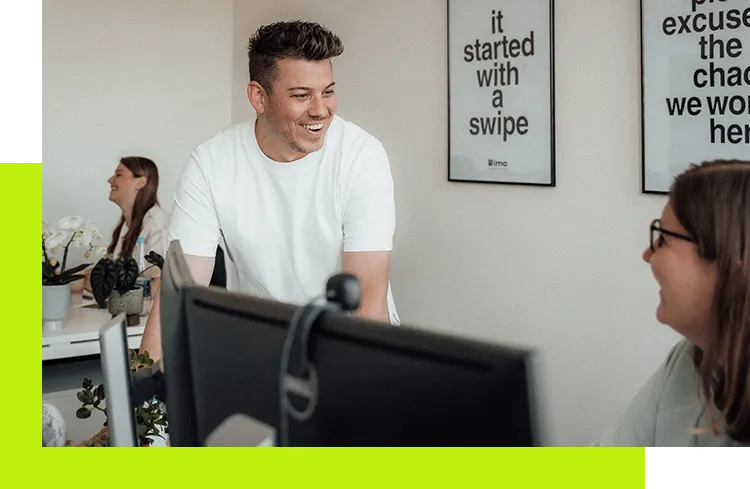 SEO-Optimierung Heidelberg – Kundenbetreuerin zeigt Möglichkeiten der Webseitenoptimierung