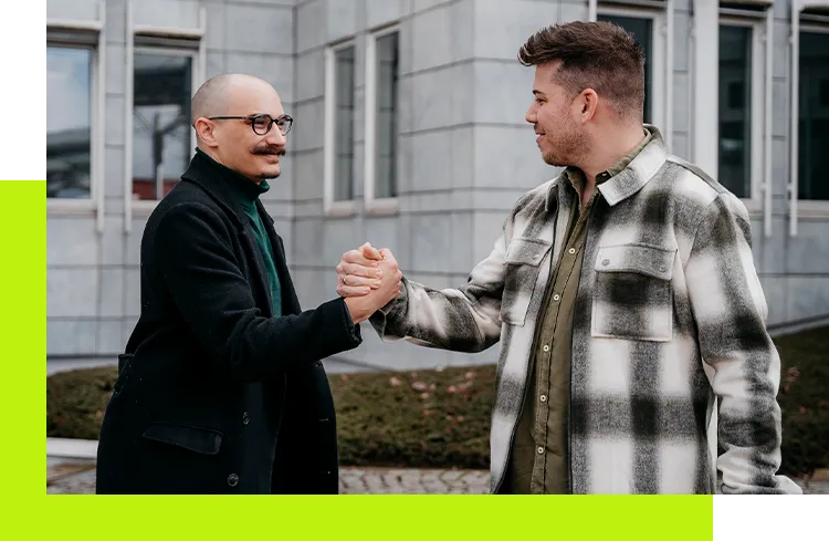 SEO-Spezialist Heidelberg begrüßt Kunden vor dem Gebäude der Digitalagentur imc in Rohrbach