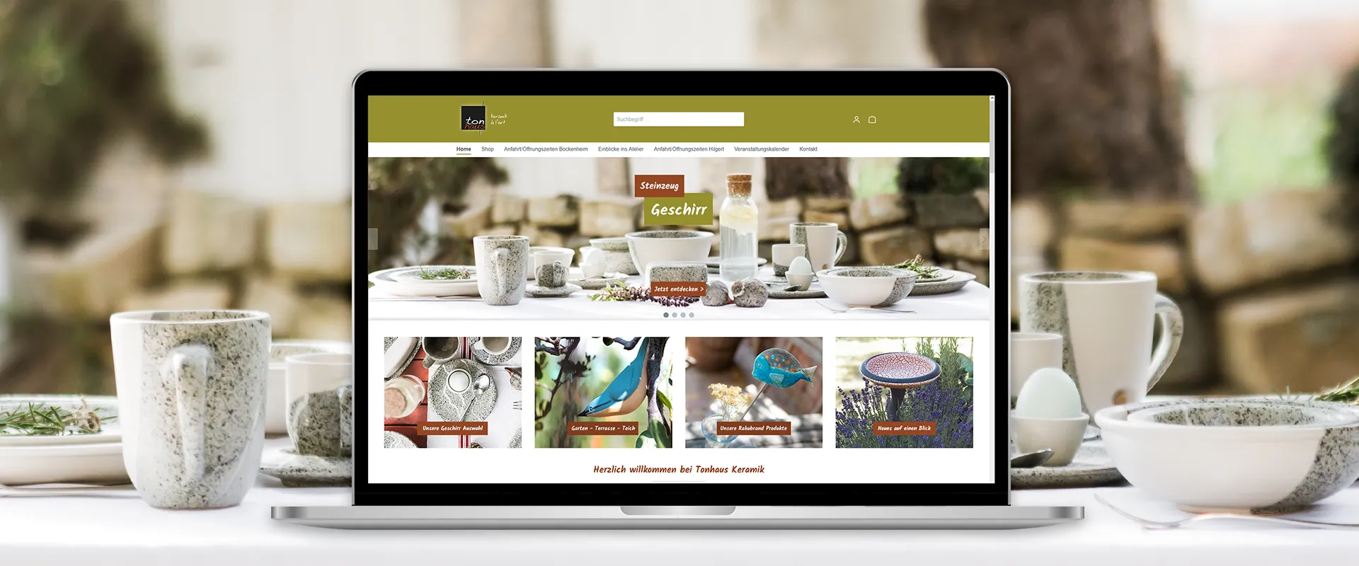 Shopware 6 Relaunch Kunsthandwerk - Tablet steht auf einem Tisch mit Geschirr aus dem Onlineshop