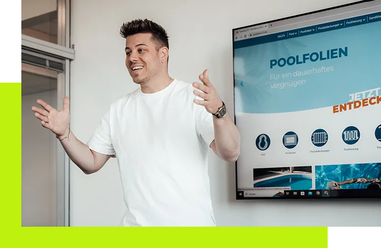 Suchmaschinenoptimierung Agentur Heidelberg – Geschäftsführer präsentiert Optimierungsergebnisse auf Bildschirm