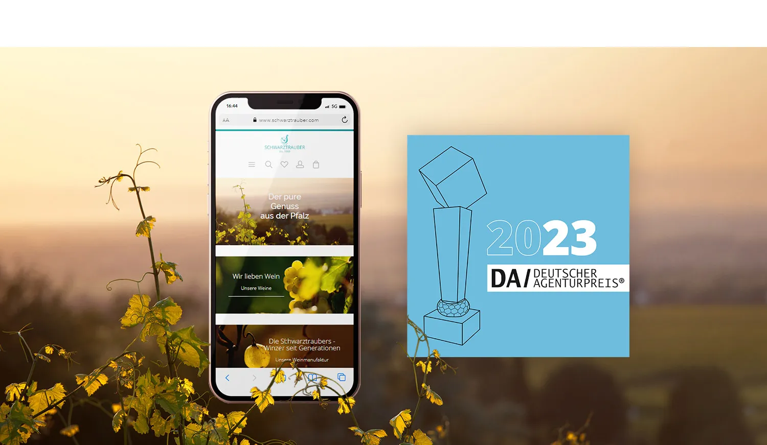 Weingut Schwarztrauber Gewinner Webshop Agenturpreis 2023 - Smartphone, auf dem man die Startseite des Webshops sieht, daneben steht ein Badge vom Agenturpreis 2023, den der Onlineshop in diesem Jahr gewonnen hat.