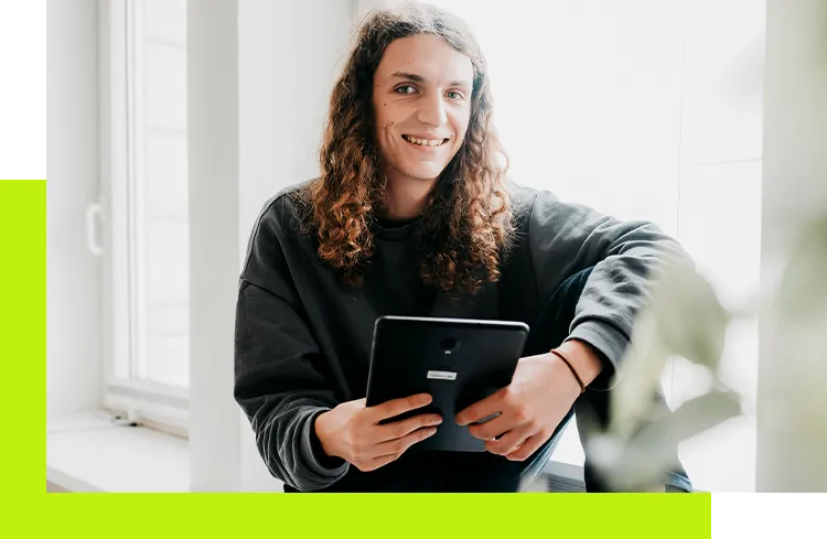 Werkstudent Webentwicklung beim QM einer Webseite am Tablet