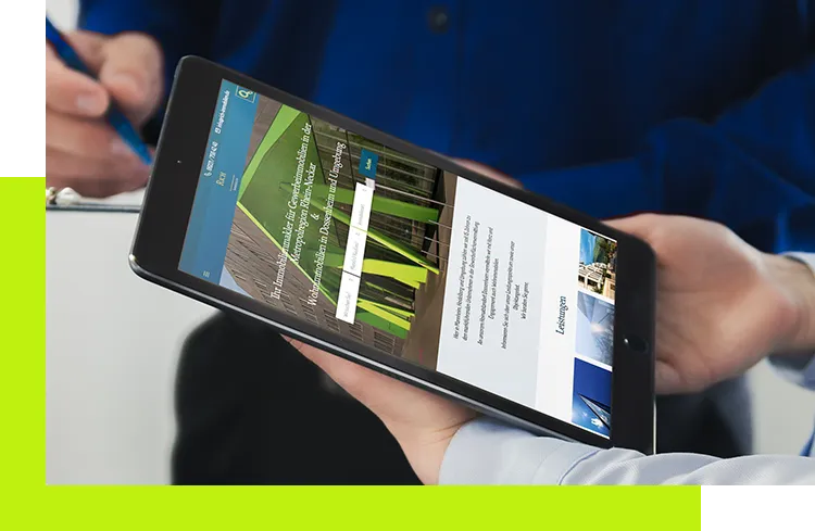 WordPress Agentur - Menschen halten Tablet mit Webseite in der Hand