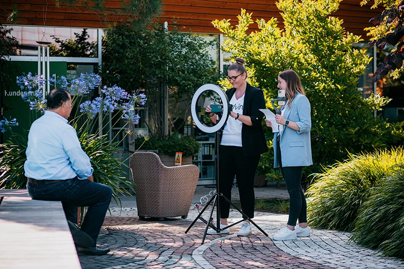 Videodreh mit Ringlicht und Stativ für das Social Media Recruiting