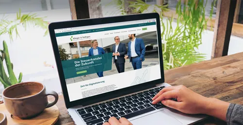 B2B Website Relaunch von Klinger& Kollegen - Deutscher Agenturpreis 2022 Laptop mit Gewinner-Webseite