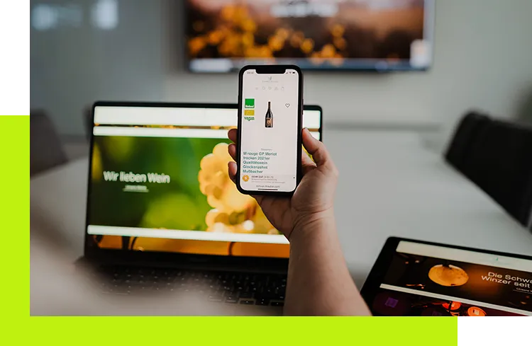 Onlineshop Agentur - Darstellung eines responsiven Onlineshops auf Smartphone, Laptop und Tablet mit Fokus auf mobiloptimiertem Einkaufserlebnis und conversionstarker Produktpräsentation