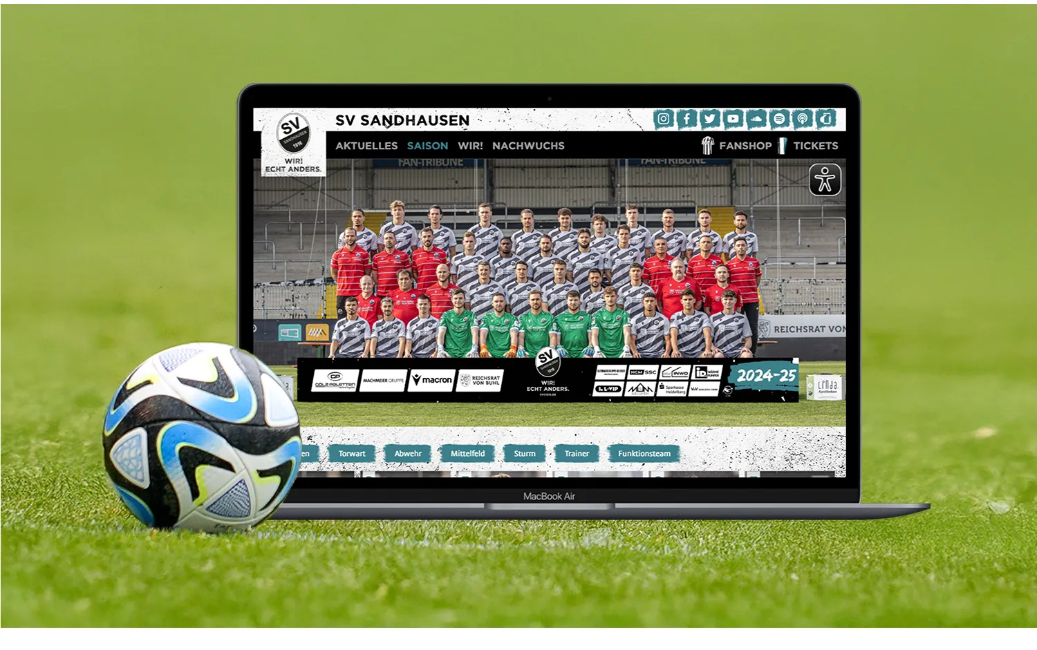 Corporate Design Agentur Referenz SV Sandhausen - Website des SV Sandhausen mit Mannschaftsfoto der Saison 2024/2025 auf Laptop im Stadionumfeld
