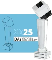 Deutscher Agenturpreis 2025 Award-Auszeichnung Gewinner - gläserner Award vor der Gewinnerbadge von 2025