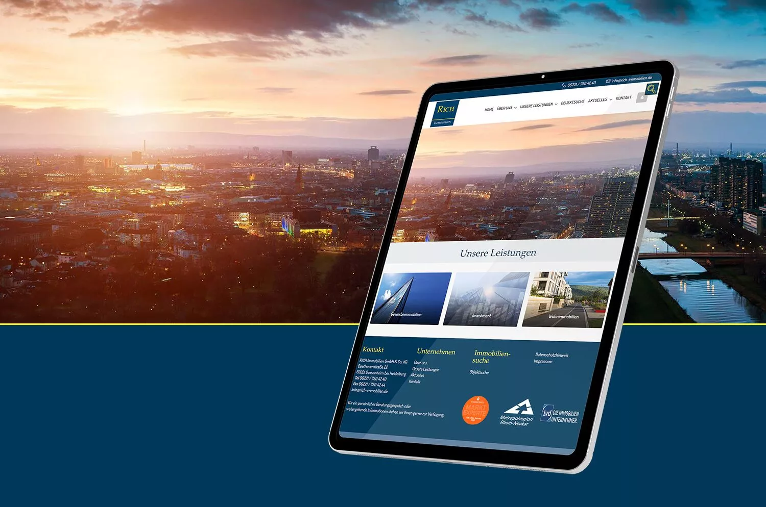 Neue Website erstellen lassen Immobilienmakler - Tablet mit der Leistungen-Webseite vor einer Stadt bei Nacht