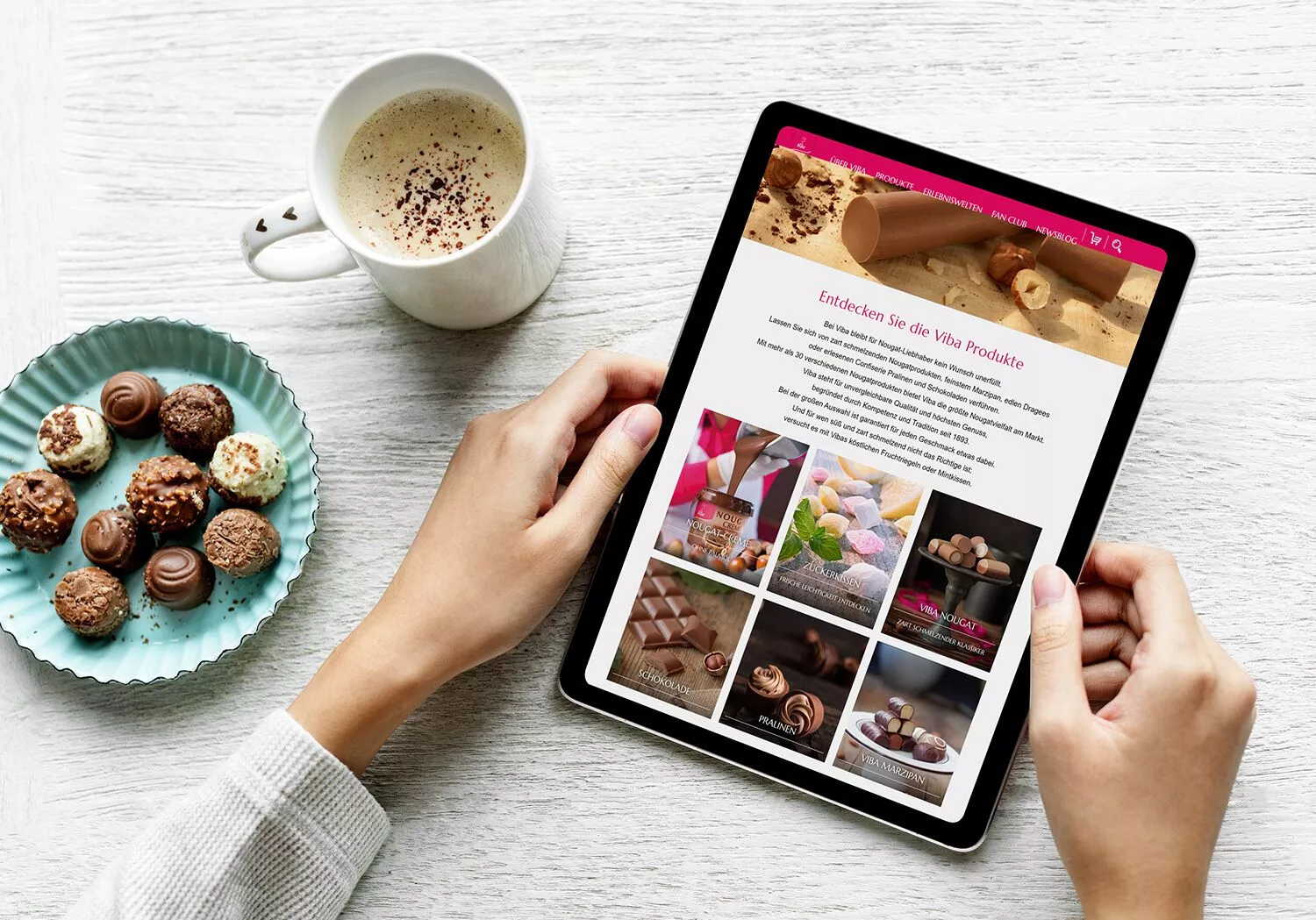 Shop erstellen lassen Schokoladenhersteller - Tablet mit neuem Shop und Schokolade, daneben eine Kaffeetasse und Pralinen