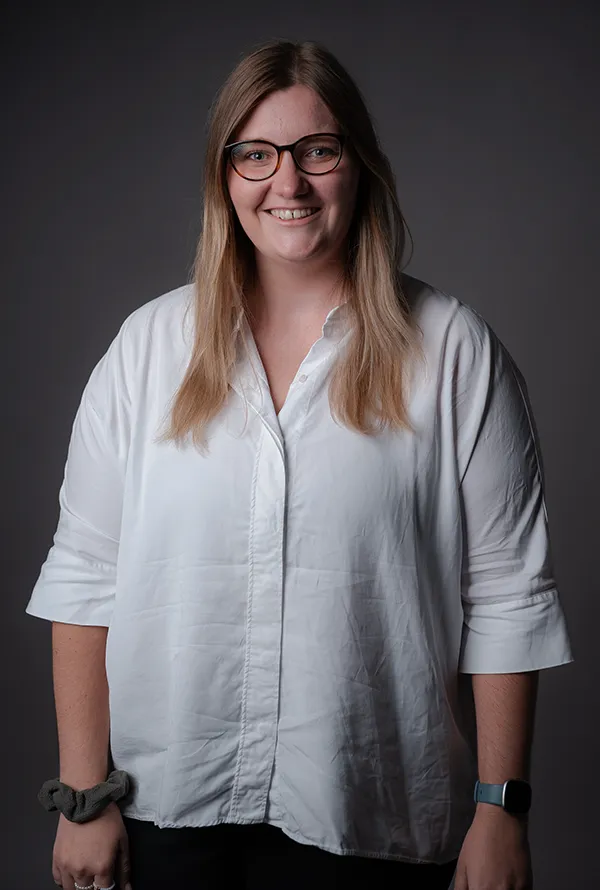 Social Media Managerin imc - Lisa Schellmann arbeitet am Tablet