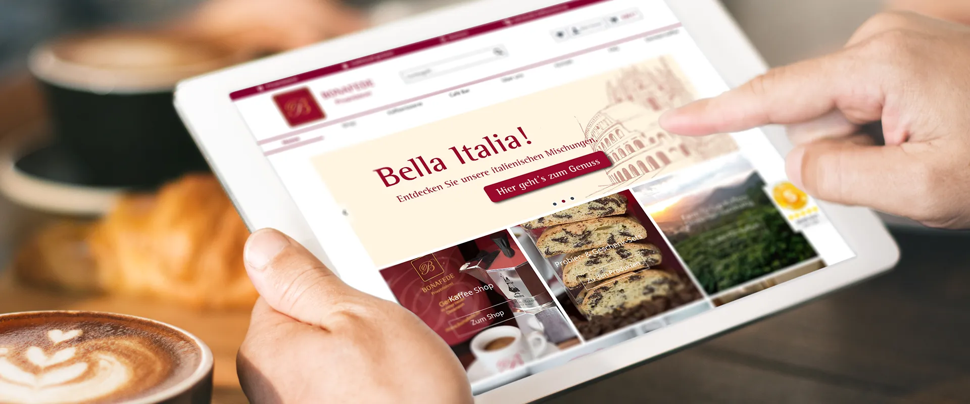 Werbeagentur private Kafferösterei - Tablet mit Startseite von der Website