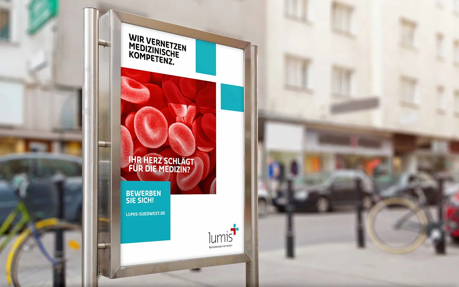 Personaldienstleister medizinisches Fachpersonal - Bunte Plakatwerbung in einer Innenstadt