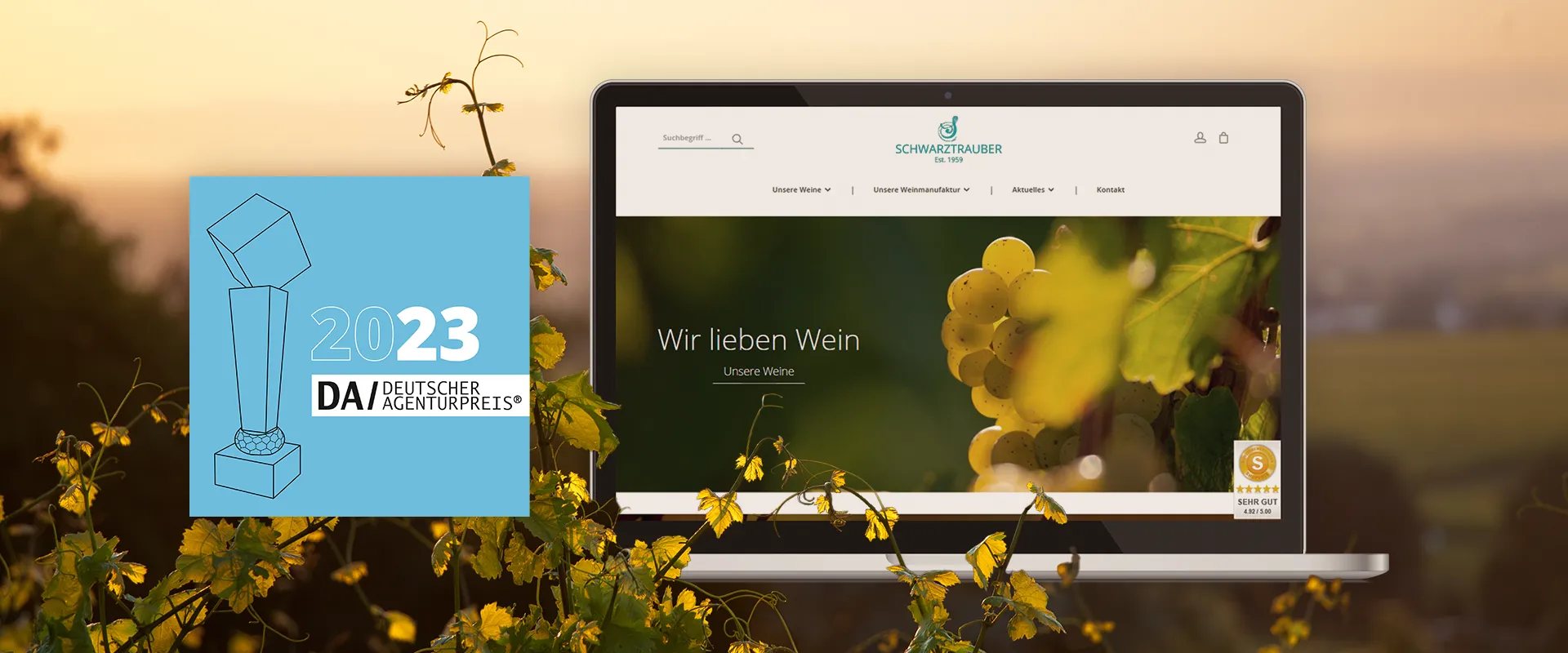 Weinreben im Sonnenuntergang im Weingut Schwarztrauber. In der Mitte ein Laptop, der die Webseite des Weinguts zeigt. Daneben ein blaues Badge mit der Auszeichnung vom Agenturpreis 2023.