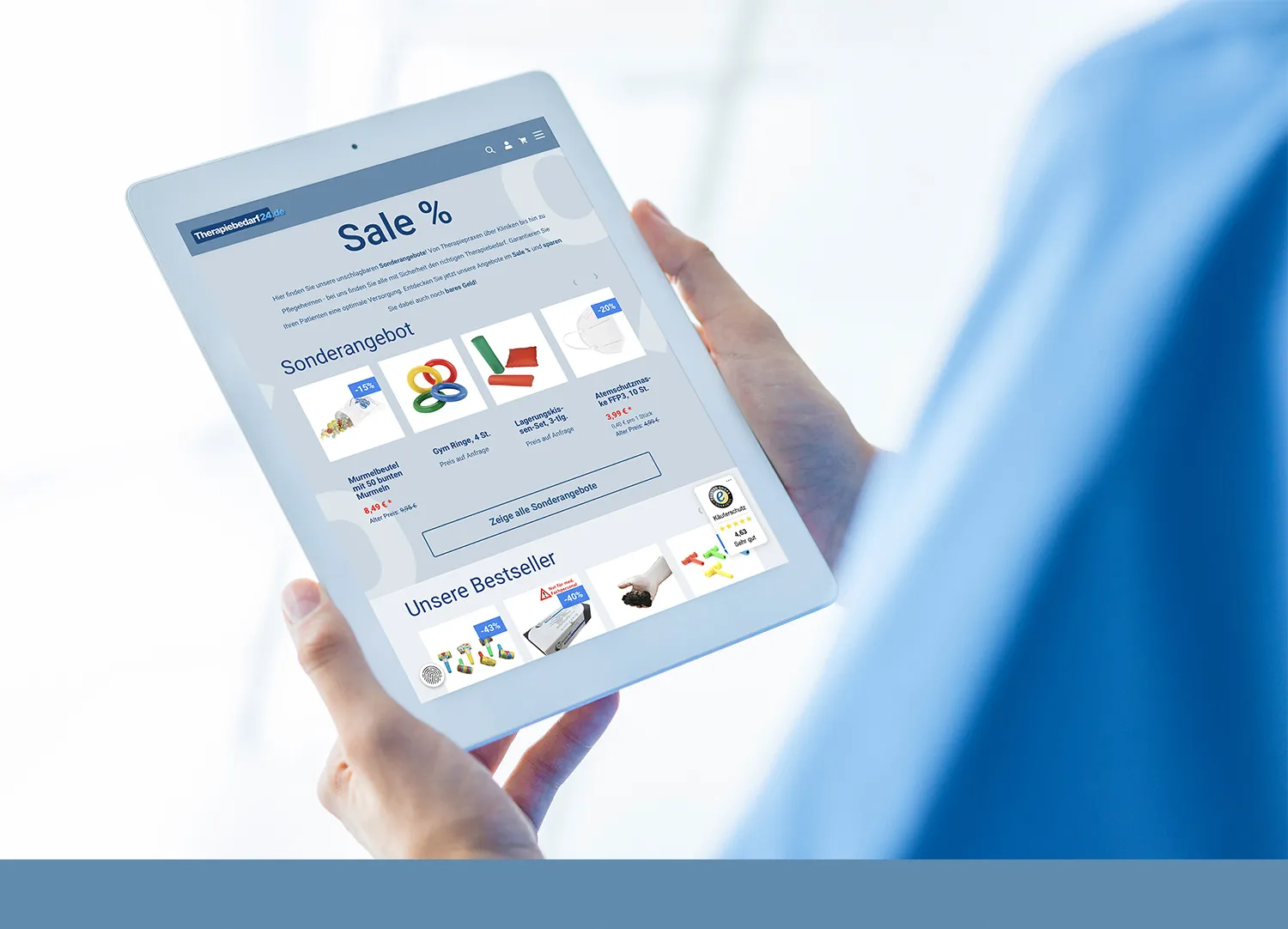Therapiebedarf24 Shop Sale - Arzt schaut sich die Sale Angebote von Therapiebedarf24 auf einem Tablet an