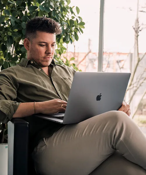 Webseite mobil optimieren - Mitarbeiter Digitalagentur überprüft Ladezeiten und Usability auf Laptop