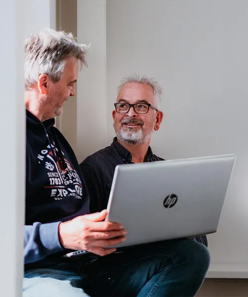 Webseite Handy optimiert - Mitarbeiter der imc Digitalagentur prüfen Responsivität einer Webeseite