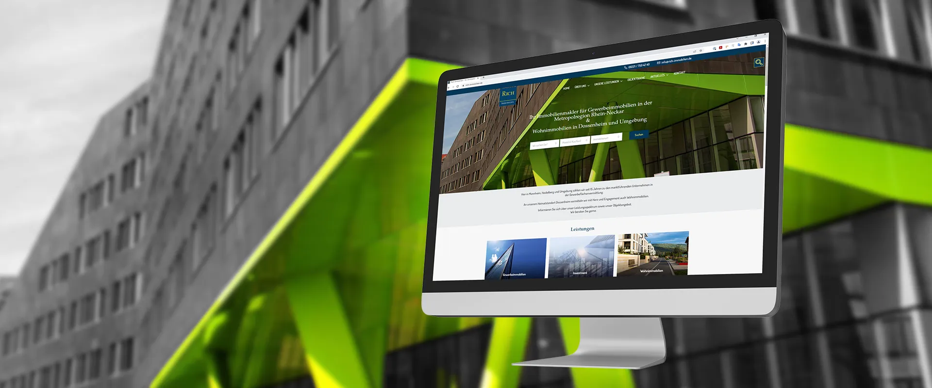 Website Relaunch Immobilienmakler - Bildschirm mit neu erstellter Webseite vor einem grünen Gebäude