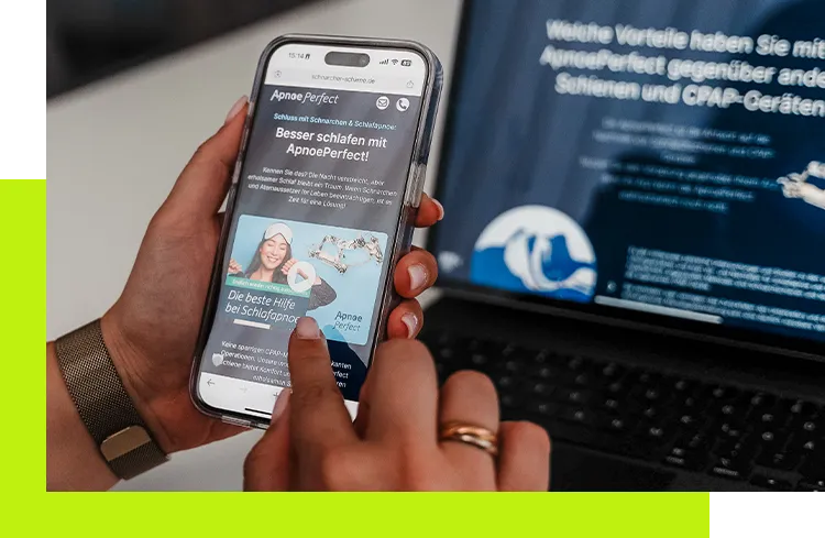 Agentur für digitale Markenführung - Smartphone zeigt Website eines Unternehmens als Beispiel für konsistente digitale Markenführung