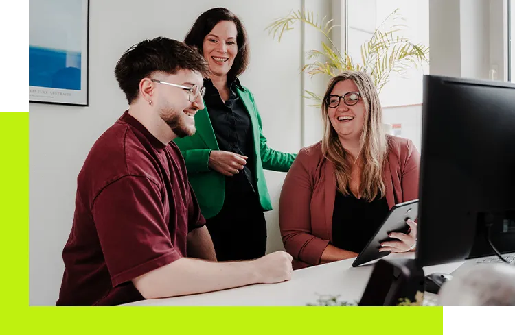 Community Management - Projektteam arbeitet gemeinsam an der Strategieentwicklung und Auswertung von Social Media Beiträgen