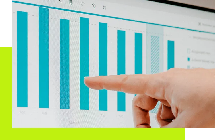 Content Strategie Agentur - Hand zeigt auf Balkendiagramm auf dem Bildschirm während der Analyse von Leistungskennzahlen im Content-Marketing