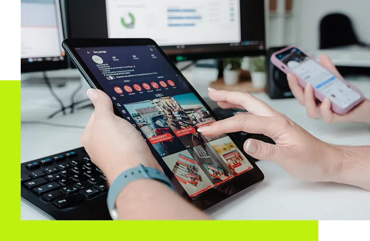 Digital Marketing Social Media Management - Projektteam zur Besprechung des weiteren Vorgehens zur Ausarbeitung einer Digitalstrategie an einem PC