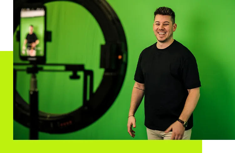 Digitale-Mitarbeitergewinnung - Videoproduktion eines Recruitingclips im Greenscreen-Studio als Teil einer Social-Media-Kampagne zur Arbeitgeberkommunikation