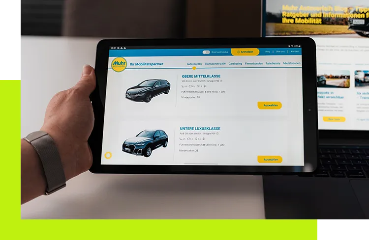 Plugins installieren - Tablet zeigt Online-Fahrzeugauswahl einer Website als Darstellung responsiver Webanwendung