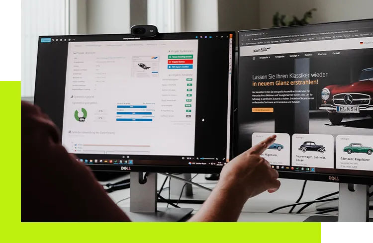 SEO Optimierung Website - Zwei Monitore zeigen jeweils Website Analysen und Keywordrankings während der technischen SEO Auswertung