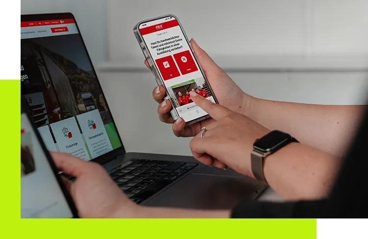 Social Recruiting Agentur - Zwei Teammitglieder prüfen eine Karrierewebsite auf Smartphone und Laptop im Rahmen einer digitalen Recruitingstrategie