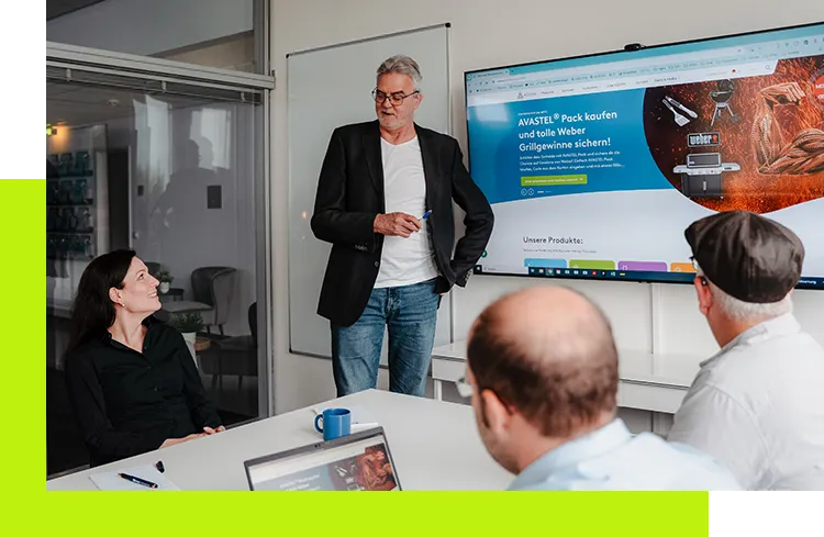 Software Entwicklung Agentur - Präsentation digitaler Softwarelösungen in einem Teammeeting