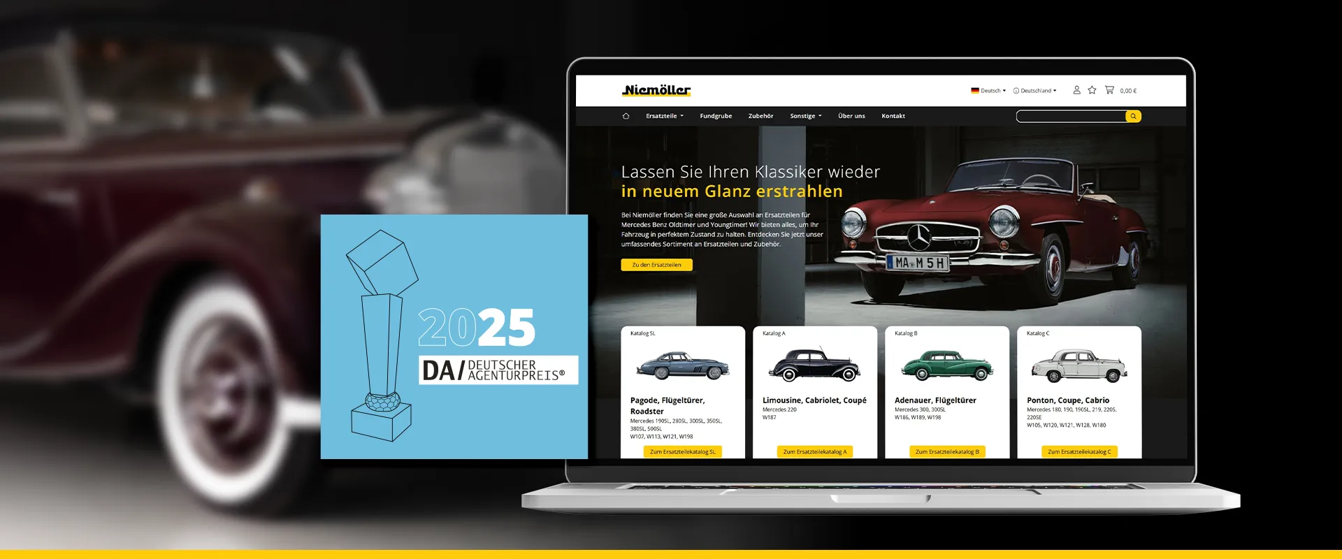 Onlineshop Entwicklung Niemöller - Laptop mit Niemoeller Onlineshop für Oldtimer-Ersatzteile, unscharfer Oldtimer im Hintergrund, ergänzt um das Siegel „DA Deutscher Agenturpreis 2025“