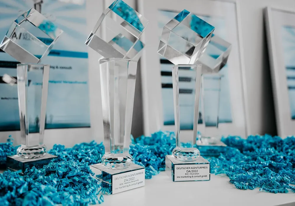 Gewinner Deutscher Agenturpreis 2022 - verschiedene Pokale