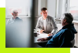 Über uns imc Heidelberg - Projektbesprechung von imc Mitarbeitern im Meetingraum