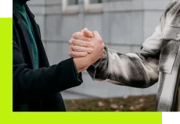Partner imc - Handshake eines imc Partners und des Geschäftsführers