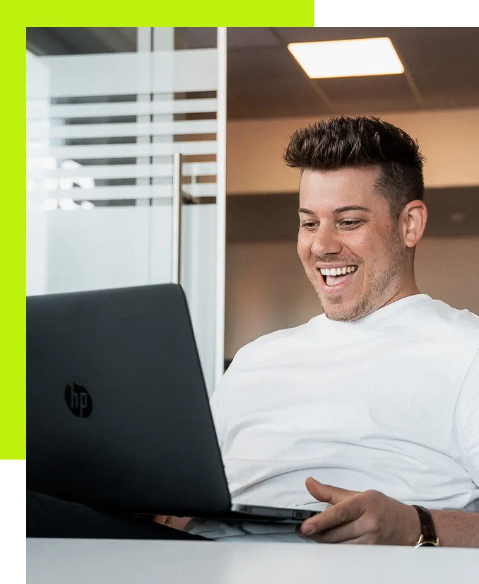 Mitarbeitergewinnung Heidelberg – Geschäftsführer Daniel Jost am Laptop