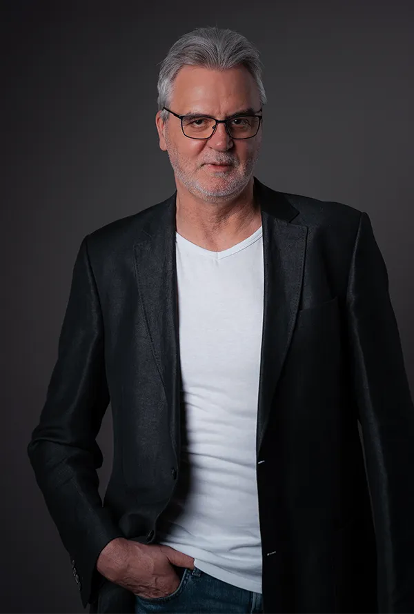 Projektleiter Webentwicklung imc - Ronald Müller am Laptop