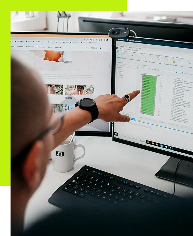 Schnittstellen Entwicklung Agentur - imc Mitarbeiter zeigt auf einen PC-Bildschirm