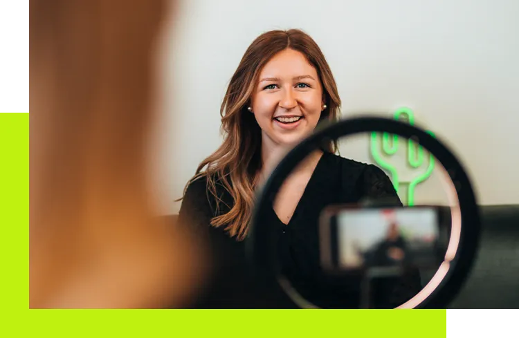 Content Creation Agentur- Content Creator steht vor Kamera und Ringlicht zur Aufnahme authentischer Social-Media-Inhalte