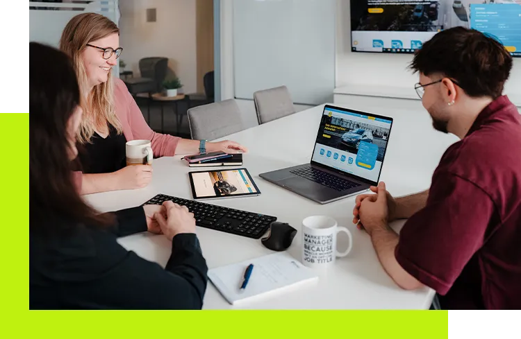 Content Strategie - Projektteam bespricht Inhalte einer responsiven Website auf Laptop und Tablet während der Konzeption einer digitalen Kampagne