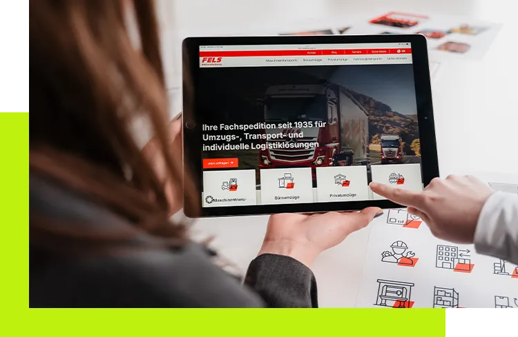 Corporate Design Agentur - Projektmitglieder betrachten Logistik-Webseite auf Tablet mit LKW-Abbildung