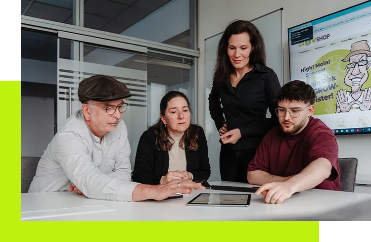 Digital Branding Agentur - Projektteam bespricht Markenentwicklung und Corporate Design für digitalen Markenauftritt