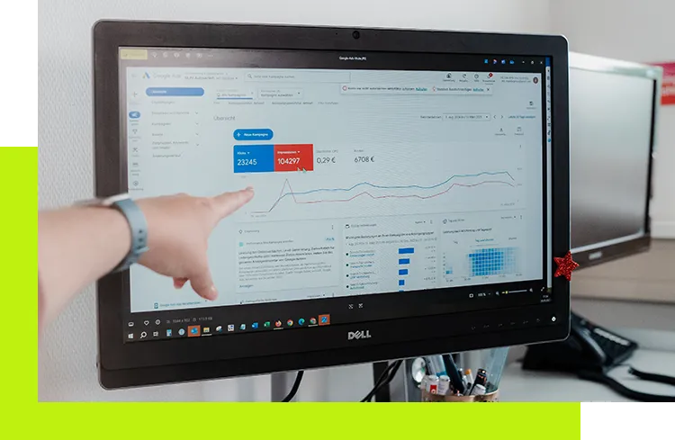 Digital Strategie - Projektteam am Schreibtisch zur Besprechung des weiteren Vorgehens zur Ausarbeitung einer Digitalstrategie
