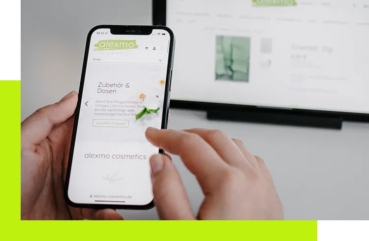 E-Commerce Beratung - Benutzerfreundlicher Online-Shop auf Smartphone mit responsivem Design als Teil einer digitalen Verkaufsstrategie