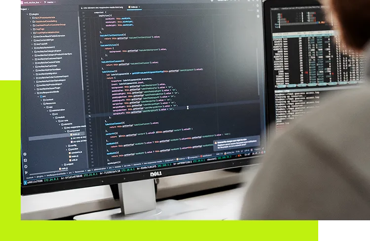 Individuelle Schnittstellen Programmierung - Entwickler arbeitet am Monitor an individueller Schnittstellen-Programmierung